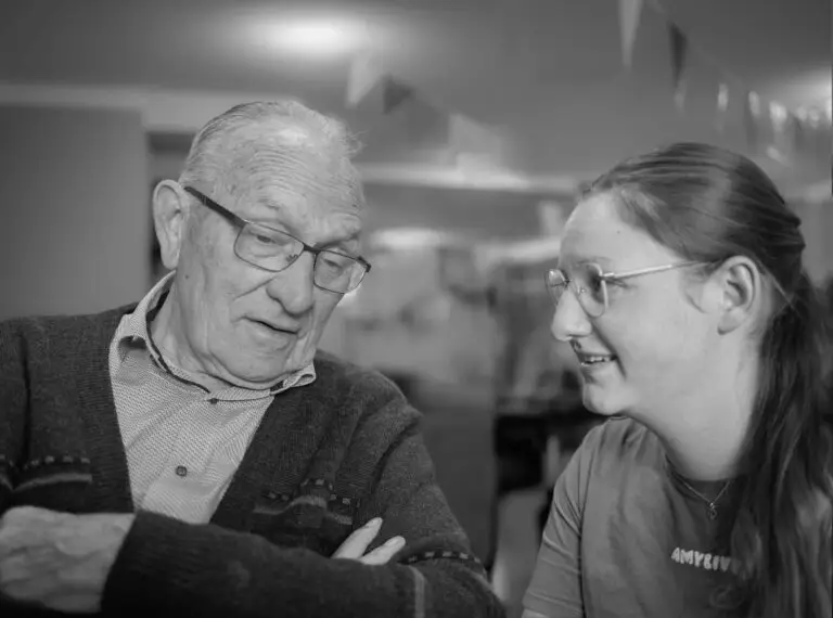 opa, kleindochter, dementie, zwart-wit fotografie